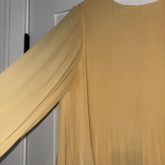 Light yellow flowy dress aritzia - Picture 3 of 6